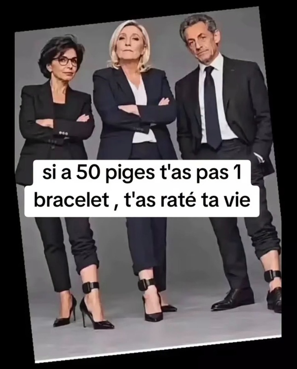 Trois personnes en costume posant sur fond gris : une femme aux cheveux courts foncés et lunettes, une femme blonde aux bras croisés, un homme en costume avec la main dans la poche, chacun avec un bracelet noir à la cheville, et un texte blanc superposé au centre.