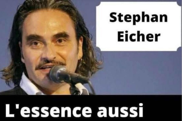 Stephan Eicher aux cheveux longs ondulés et moustache parle dans un microphone. Bulle blanche avec le texte Stephan Eicher. Bande noire en bas avec le texte L'essence aussi en blanc.