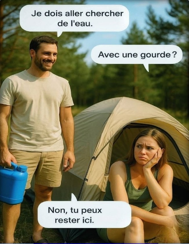 Homme tenant un bidon d'eau bleu devant une tente de camping dans la forêt, femme assise à l'entrée de la tente avec une expression contrariée et des bulles de dialogue en français.